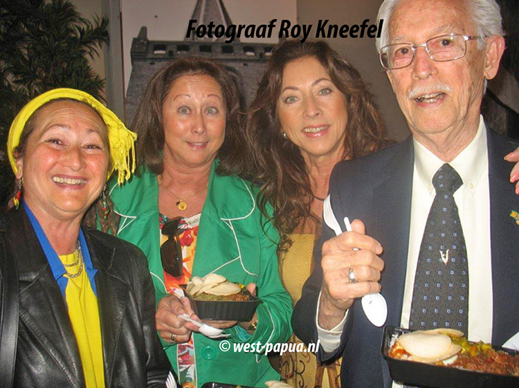 Rudy Paulus en 3 van zijn dochters(Maureen, Gwenn, Winny) tijdens de Hollandia Scholen Reunie in 2014