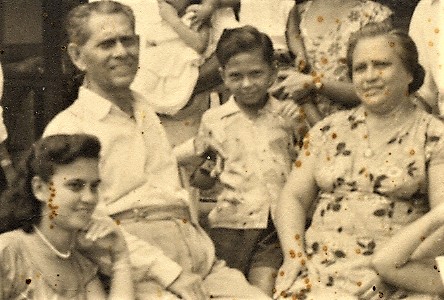 Doom 1956 : George tussen zijn ouders. Links Hannie Roest