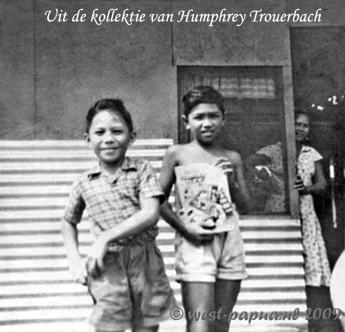 Motorpool: Humphrey en Don Trouerbach, in de deuropening (ma) Magda Trouerbach