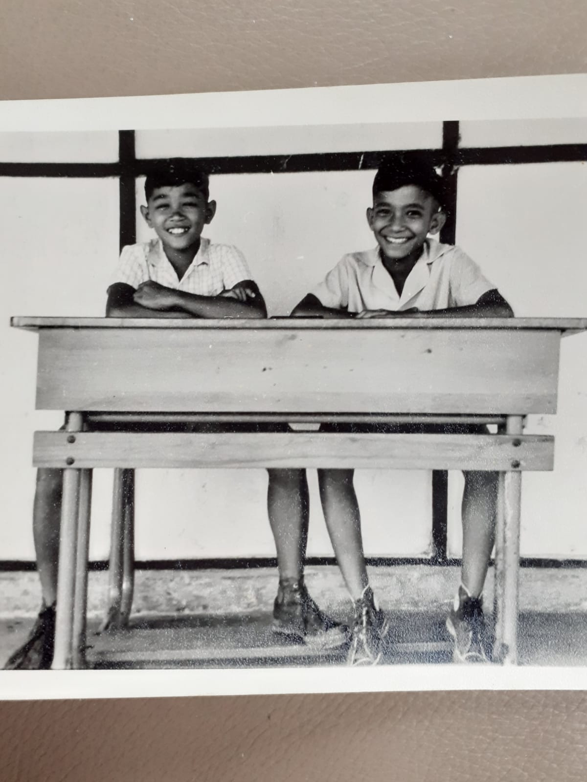 Don (links) op de lagere school in Hollandia-Binnen met Norman Franken (rechts)