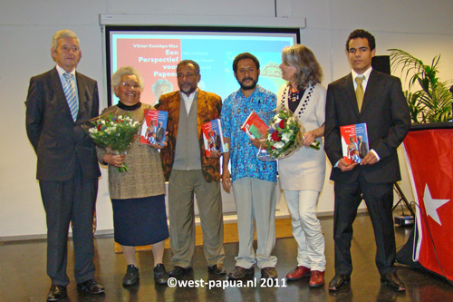 groepsfoto met de door Eimert Middelkoop (links) uitgereikte boeken