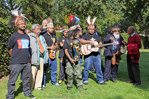 geheel links Jofrey Korwa bij de onthulling van het Papuamonument in Bronbeek op 1 oktober 2012