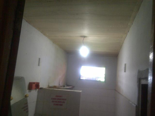 13. Plafond kamar mandi anak yang suah dipasang plafond baru.jpg