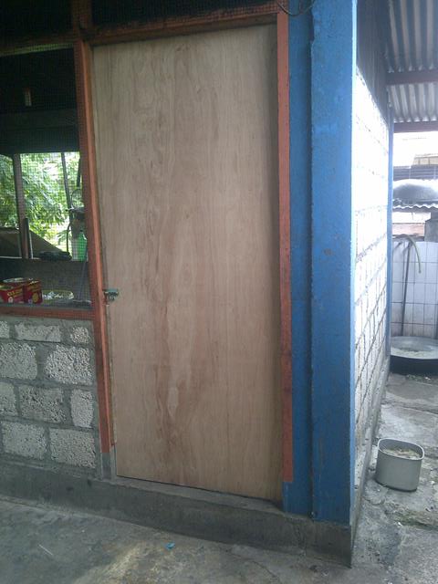 11. pintu dapur yang sudah diperbaiki.jpg